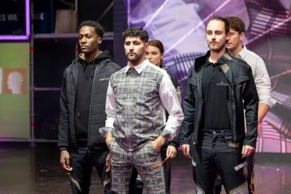 Modeschau mit Berufskleidung mit 4 Männer-Models und 1 Frauen-Model