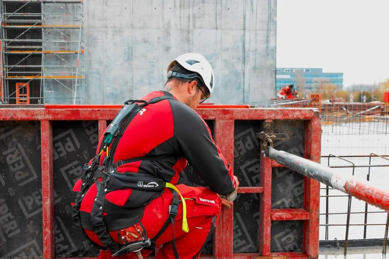 Auf dem Bau reduziert das BionicBack Exoskelett die Belastung bei schweren oder b&uuml;ckenden T&auml;tigkeiten. Es sch&uuml;tzt die Wirbels&auml;ule, verbessert die K&ouml;rperhaltung und hilft, Muskel-Skelett-Erkrankungen vorzubeugen.