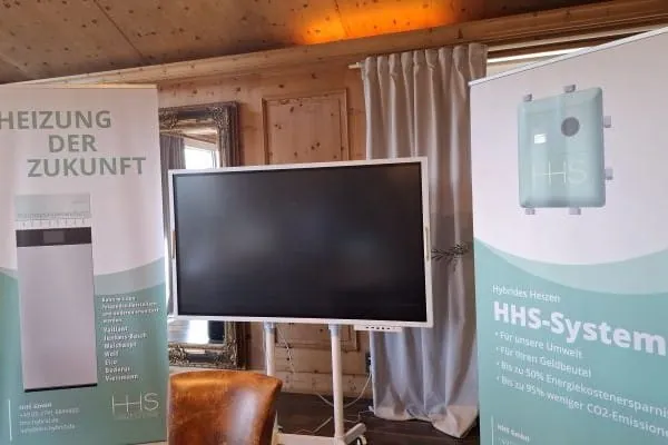 HSS-Hybridbox Schulungsraum mit Postern und Bildschirm