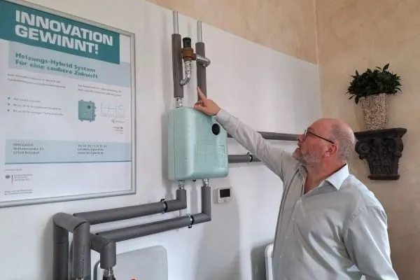 Peter Brecklinghaus erkl&auml;rt HHS-Hybrid-Box im Schulungsraum