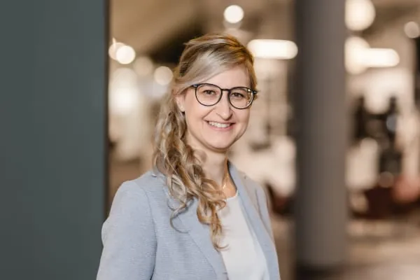 Stefanie Fath verantwortet bei Holter die Qualit&auml;tssicherung in den Ausstellungen, die Ausbildung f&uuml;r neue Mitarbeiter sowie die Prozessoptimierung in allen Standorten in ganz &Ouml;sterreich.
