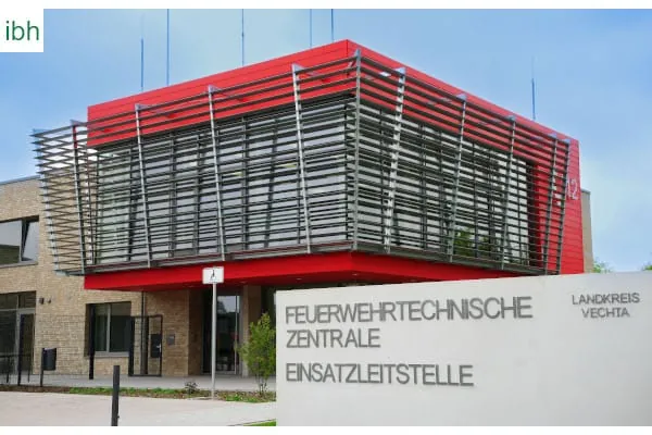 Drei Beispielprojekte zeigen ein breites Planungsspektrum: Neubau einerfeuerwehrtechnischen Zentrale mit Einsatzleitstelle und Fahrzeughalle, ...