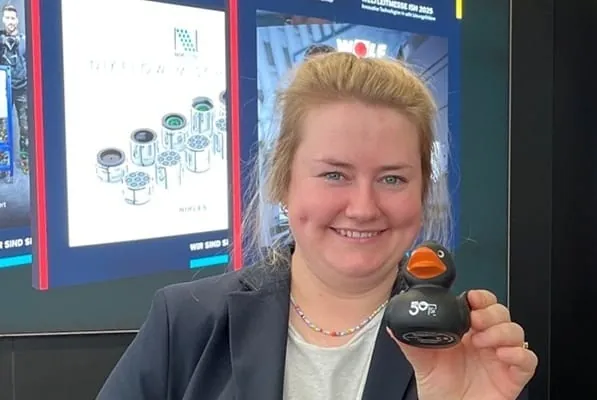 Melissa Stadali gibt auf Instagram Einblicke in ihren Alltag als SHKFachhandwerkerin. Sie war auch Teil der diesj&auml;hrigen ISH-Kampagne. Hier mit unserer Jubil&auml;umsente am Messestand der Si auf der ISH 2025 in Frankfurt am Main.