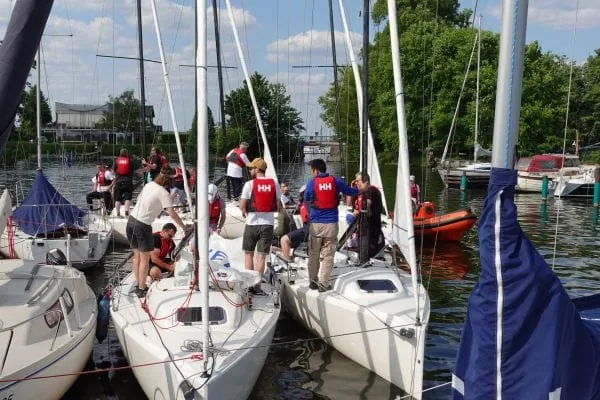 Ob Berliner Wannsee, Starnberger See, Baldeneysee in Essen, am Bodensee in Friedrichshafen oder an der Au&szlig;enalster in Hamburg: Unter der Anleitung von Profi-skippern konnten die Teams auf Wettkampf-Yachten in See stechen. 