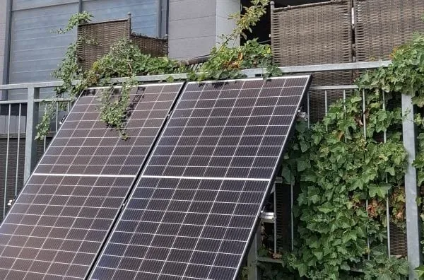 Steckersolaranlage an einem Balkon in Chemnitz.