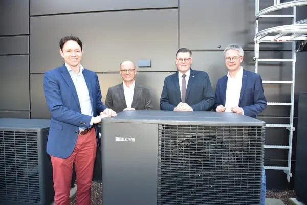 Der Bundestagsabgeordnete Wilhelm Gebhard (2. von rechts) besuchte jetzt zusammen mit SHK-Berufsschullehrer Maik Krähe (links) Stiebel Eltron in Holzminden und sprach mit Geschäftsführer Dr. Kai Schiefelbein (rechts) und Dr. Hendrik Ehrhardt (2. von links) über aktuelle Themen rund um die Wärmewende.