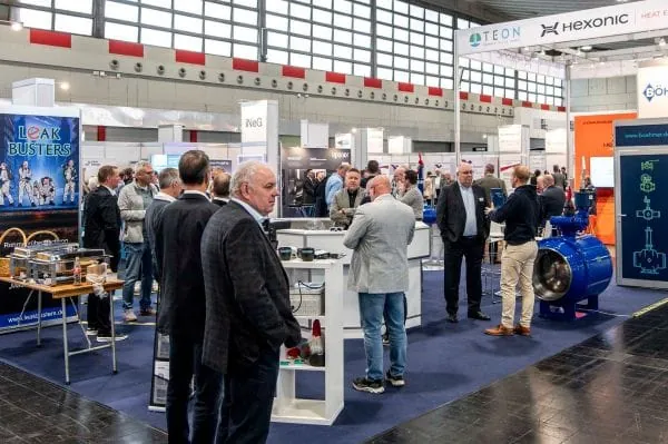 Messebesucher an Stand in Halle auf der HeatExpo 2024