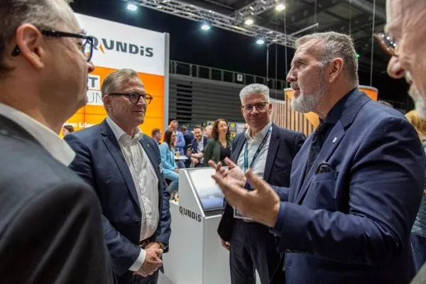 Nahm sich viel Zeit für das Gespräch mit den Ausstellern: Thüringens Minister für Digitales und Infrastruktur, Steffen Schütz (2. v. r.)