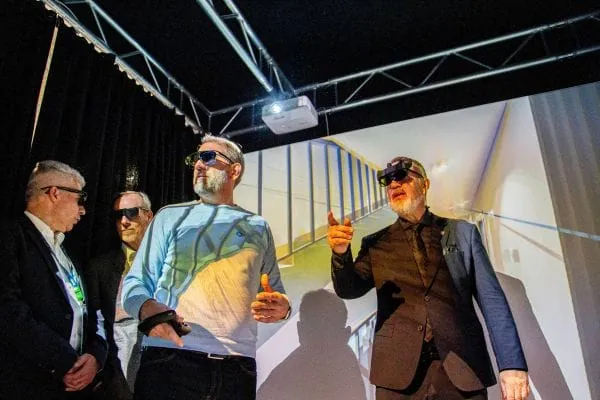 Ein Hingucker auf der Heikom: Die Smart Cave, eine immersive Virtual-Reality-Installation, die Anlagen oder Immobilien digital begehbar macht – hier unter anderem besucht von Thüringens Minister für Digitales und Infrastruktur, Steffen Schütz (r.) und Deumess-Vorstand Hartmut Michels (l.)