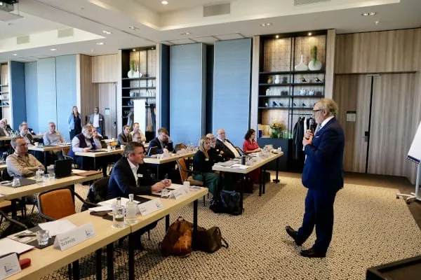 Hauptgesch&auml;ftsf&uuml;hrer Frank Hehl berichtete im Rahmen der Mitgliederversammlung &uuml;ber die j&uuml;ngste W&auml;rmekonferenz in Berlin, die anstehende EU-Geb&auml;uderichtlinie und die Bedeutung der Betriebe als praxisnahe Berater.