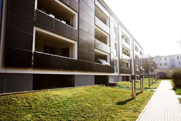 Mehrfamilienhaus mit PV-Fassade