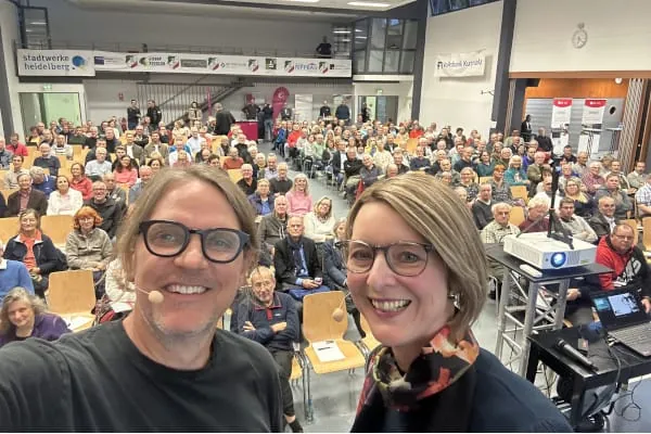 Ingenieur, Energieberater, Top-Experte sowie Spiegel-Bestsellerautor Carsten Herbert und Anja Floetenmeyer-Woltmann, EU-Klimapakt-Botschafterin und Mitglied im W&auml;rmepumpenbeirat der EU, freuen sich &uuml;ber eine gut gef&uuml;llte Steinbachhalle in Heidelberg.