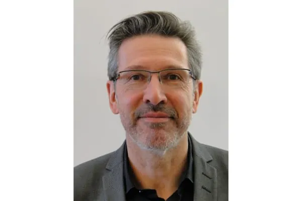 „Wer die Lücke zur Erreichung der Klimaziele im Gebäudesektor schließen möchte, muss auch die Wohnungslüftung mit Wärmerückgewinnung berücksichtigen. Sie gehört damit ebenso in das Klimaschutzprogramm der Bundesregierung wie in die kommende GEG-Novelle“, unterstreicht Ralf Lottes, Geschäftsführer des Bundesverbands für Wohnungslüftung e.V. in Berlin.