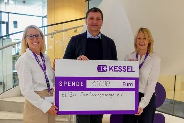 Freuen sich &uuml;ber die von Vorstand Alexander Kessel &uuml;berreichte Spende und die Wertsch&auml;tzung ihrer Arbeit: Stellv. Gesch&auml;ftsf&uuml;hrerin Simone Haftel (links) und Vorstandsmitglied Simone Voggenreiter (rechts) von ELISA Familiennachsorge e.V.