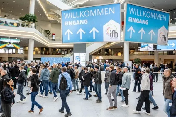 Eingang mit Besuchern: Messe IFH/Intherm.