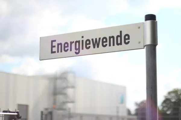 Straßenschild Energiewende: Von Emsdetten an die „Energiewende 1“ in Saerbeck: Der Heiztechnikspezialist zieht um und hebt sein Büroumfeld auf modernste Standards – in puncto Klimaschutz und für seine Mitarbeitenden.