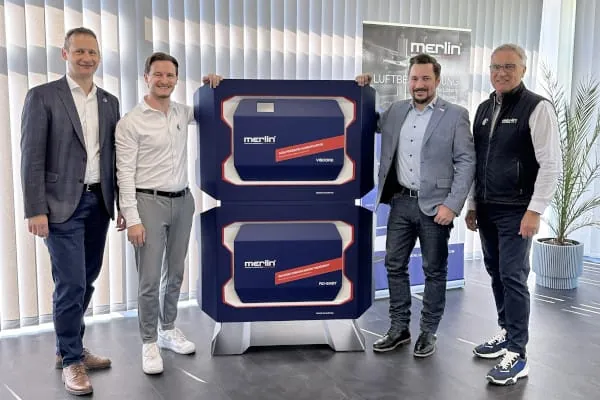 Gesch&auml;ftsleitung Johannes Part, Dominik Reisinger und Johann Reisinger mit Office Manager Germany Amer Sahanic (2.v.l.).