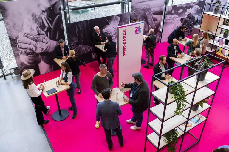 Beim Speed-Dating auf Zukunft Handwerk kann man in lockerer Atmosphäre neue Branchenkontakte knüpfen.