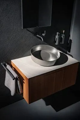 geneigter, runder Waschtisch mit glänzender Metalloberfläche aus glasiertem Stahl (Alape)