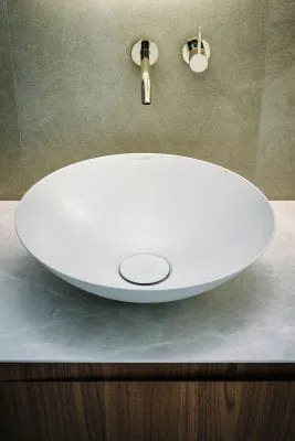 weißer, runder Waschtisch aus emailliertem Stahl