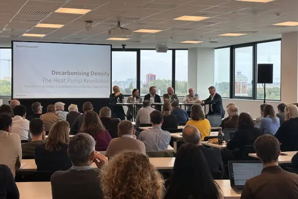 Am Vormittag moderierte Patrick Crombez (ganz rechts) eine Diskussionsrunde rund um die Decarbonisierung von Städten am Beispiel von Gent, auf die er im Interview eingeht.