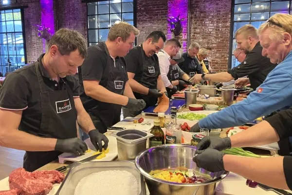 Grillen macht am meisten Spa&szlig;, wenn man unter professioneller Anleitung selbst Hand anlegen darf. Die Teilnehmer hatten auch dazu Gelegenheit.