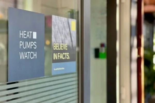 Schild "Heat Pumps Watch" an B&uuml;rot&uuml;r der NGO