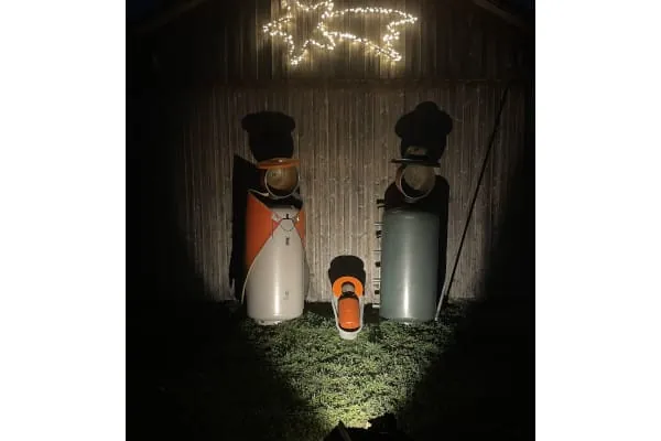 Die weihnachtliche Krippe mit dem Jesuskind aus einem Expansionsgefäß das in einer Kinderbadewanne liegt.