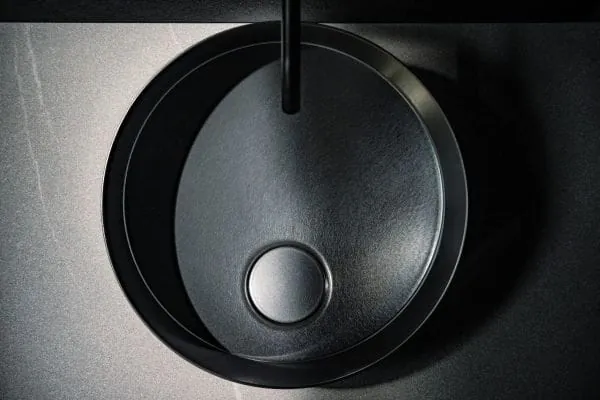 schwarzer, runder Waschtisch aus emailliertem Stahl, von oben fotografiert