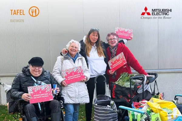 Mitsubishi Electric spendete der Tafel Ratingen nicht nur Geld, sondern auch 350 Adventskalender.