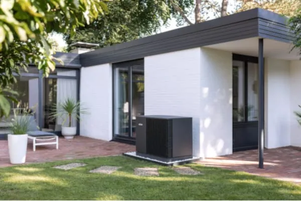 Die Luft-/Wasser-W&auml;rmepumpen von Stiebel Eltron &ndash; hier eine WPL-A Plus &ndash; sind auch vor dem Hintergrund der deutlich versch&auml;rften Schallemissionsvorgaben ab 1.1.2026 weiterhin f&ouml;rderf&auml;hig.