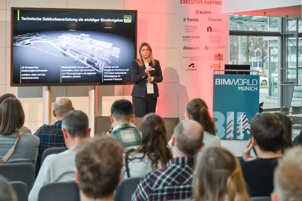 Isabel Hammerschmidt, Engineering Consultant bei Viega und Expertin f&uuml;r Digitales Bauen und Nachhaltigkeit in der TGA, stellte das Seminarcenter &bdquo;Viega World&ldquo; als Leuchtturmprojekt f&uuml;r nachhaltiges Bauen mit BIM vor. 