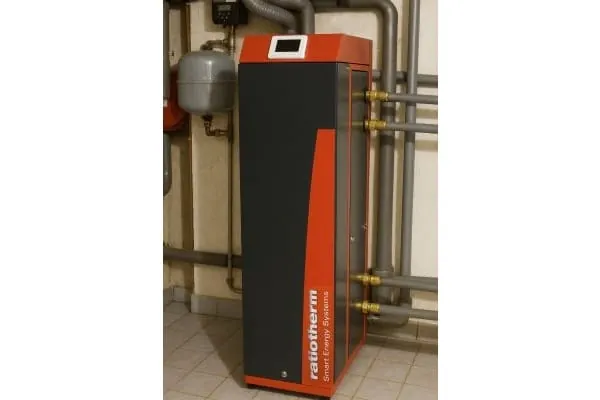 Propan-Wärmepumpe für Innen im Heizungskeller mit Installation