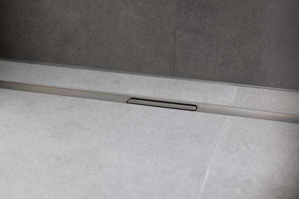 Die neue Geberit CleanLine30 Duschrinne in Edelstahl gebürstet verbindet Funktionalität mit einem pflegeleichten, schlanken Design.