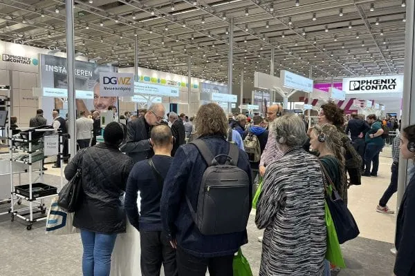 Die DGWZ bietet auf der Light + Building 2026 täglich geführte Messerundgänge an.