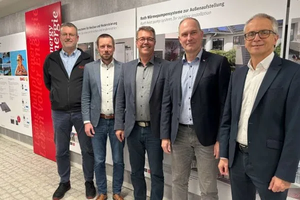 Die Roth Werke in Buchenau sowie Roth Plastic Technology in Wolfgruben sind erneut nach dem Umweltaudit-System EMAS zertifiziert. Gesch&auml;ftsleiter Thomas Finkewirth (von rechts), Gesch&auml;ftsleiter Sascha Allissat, Umweltgutachter Frank Meckel, der Standortverantwortliche Sebastian Herrmann sowie Thomas Henkel, Qualit&auml;ts- und Umweltmanagementbeauftragter, freuen sich &uuml;ber den erfolgreichen Abschluss der zweit&auml;gigen &Uuml;berpr&uuml;fung.