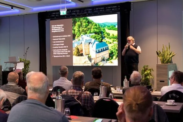 Joachim Schrader, Referent und Energieberater bei Bauen + Energie, zieht ein positives Fazit der Herbstseminare: &bdquo;Es gab viele spannende Referenzen, rauchende K&ouml;pfe und ein gemeinsames Ziel: unsere Geb&auml;ude klimaneutral zu gestalten.&ldquo;