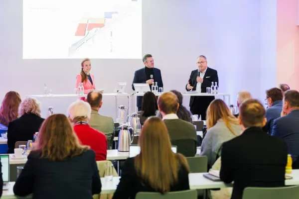 Auf der Pressekonferenz zur SHK+E Essen: Moderatorin Helena Felixberger mit Markus Staudt, BDH, Volker Meyer, figawa, Ulrich Grommes, Fachverband SHK NRW unf Oliver P. Kuhrt, Messe Essen (v. l.).