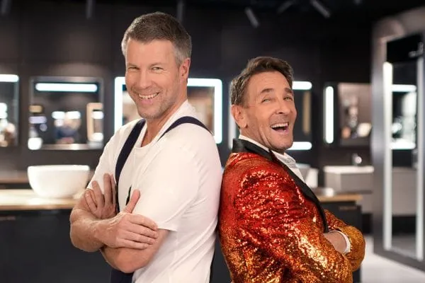 Schauspieler Mark Keller mit Handwerker. 