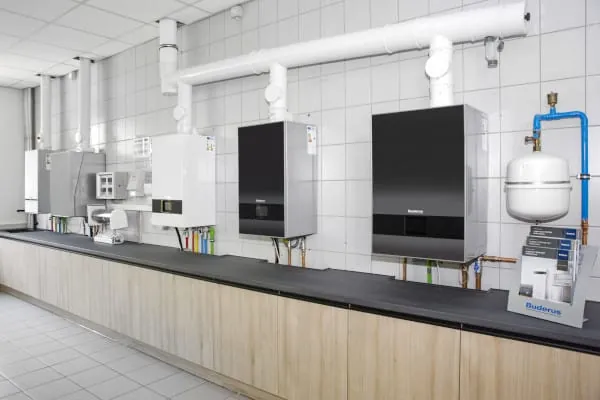 In einer Ausstellung zeigt Buderus am modernisierten Standort Mainz die aktuellen W&auml;rmeerzeuger. Auch Anlagenbetreiber k&ouml;nnen sich hier informieren.