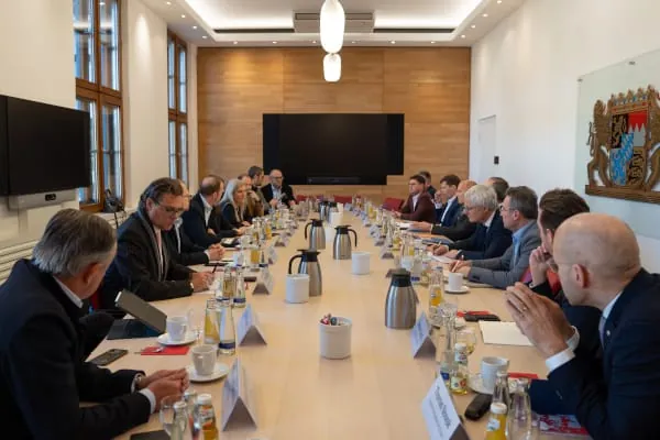 Am 21. Januar 2026 trafen sich Vertreter von Industrie- und Handwerksunternehmen der W&auml;rmepumpenbranche in M&uuml;nchen mit dem Bayerischen Staatsminister f&uuml;r Energie und Wirtschaft Hubert Aiwanger.