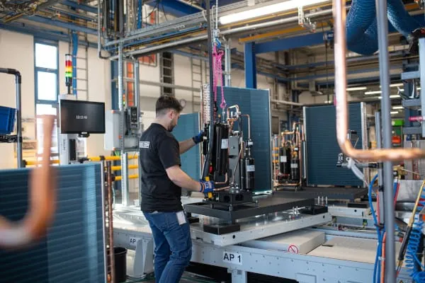 Im Stiebel Eltron-Werk in H&ouml;xter werden die Luft-/Wasser-W&auml;rmepumpen der wpnext-Generation montiert, gepr&uuml;ft und verpackt.