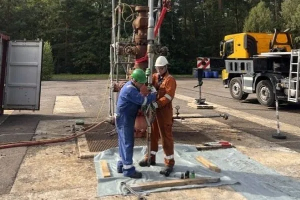 Zwei Arbeiter bei der Tiefenbohrung f&uuml;r Geothermie