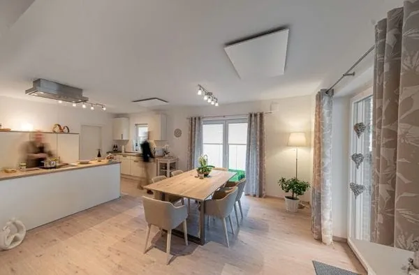 Esszimmer mit offener K&uuml;che und Infrarotheizung an der Decke