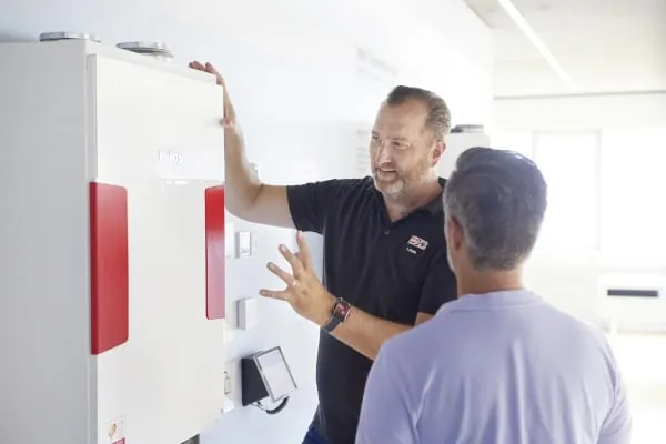 Erfolgreicher Wissenstransfer: 2025 erreichte das Helios-Schulungsprogramm &uuml;ber 8.500 Teilnehmer &ndash; 2026 geht es mit erweitertem Angebot weiter.