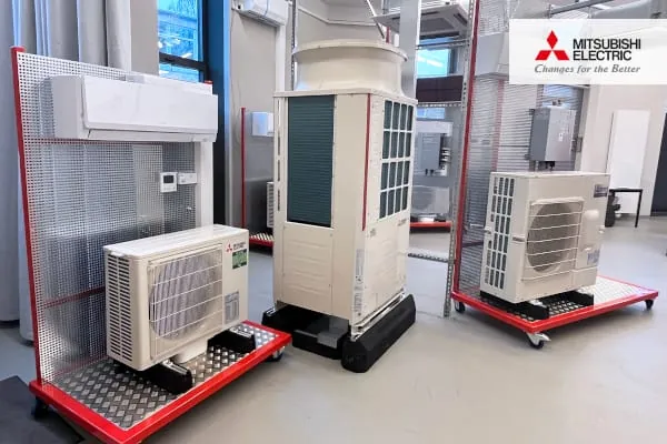 Dank einer erweiterten Geräteausstattung und der Möglichkeit, die Produkte aus nächster Nähe zu erleben, können sich Schulungsteilnehmer in allen Bereichen praxisnah weiterbilden lassen, um mit hoher Qualifikation beim Kunden zu überzeugen.