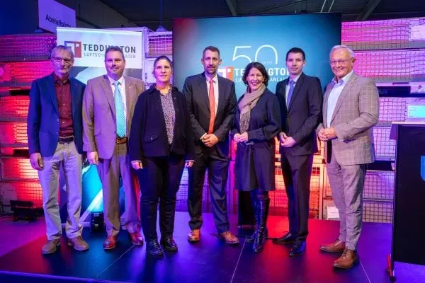 Die Ehreng&auml;ste (v. l.): Dr. Ralph Krause (ILK Dresden), Michael Christ (B&uuml;rgermeister der Verbandsgemeinde Asbach), Andrea Wedig (IHK Koblenz), Stephan Hennecke (Gesch&auml;ftsf&uuml;hrer Teddington Luftschleieranlagen GmbH), Daniela Schmidt (Ministerin f&uuml;r Wirtschaft, Verkehr, Landwirtschaft und Weinbau des Landes Rheinland-Pfalz), Sven Boerger (Gesch&auml;ftsf&uuml;hrer Teddington Luftschleieranlagen GmbH), Achim Hallerbach (Landrat des Landkreises Neuwied).