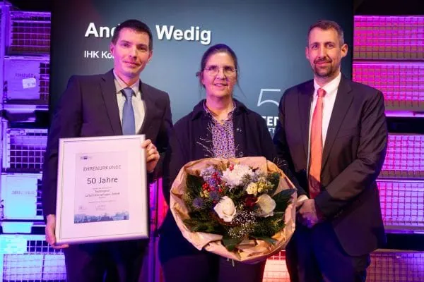 Andrea Wedig von der IHK Koblenz &uuml;berreicht die Ehrenurkunde zum 50j&auml;hrigen Bestehen.