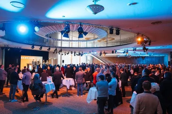 Menschengruppe beim Get-together