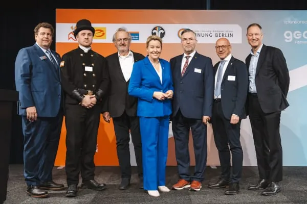 Neujahrsempfang der fünf Klimainnungen 2026: Stephan Ziemann (Dachdecker), Maximilian Valentin (Schornsteinfeger), Thomas Lundt (KFZ), Senatorin Franziska Giffey, Carsten Joschko (Elektro), Andreas Schuh (SHK) und Dr. Mario Tobias (Messe Berlin) (v.l.).